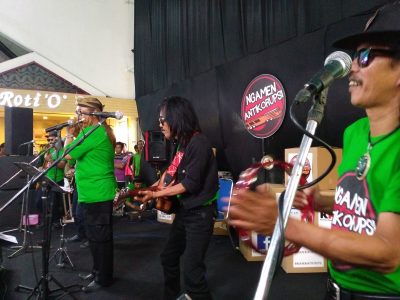 Grup Musik Pengantar Minum Racun Tampil dalam Ngamen Anti-Korupsi jabartoday.com/erwin adriansyah
