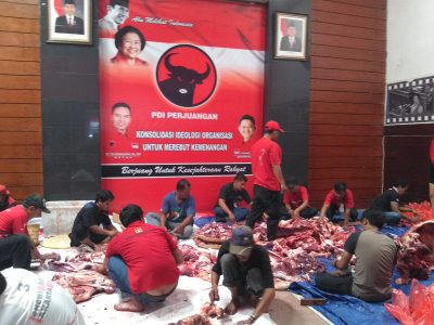 Petugas sedang memilah daging kurban yang akan dibagikan, Senin (12/9).