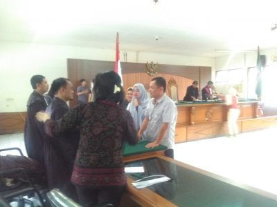 Jajang Abdul Kholik dan Lenih Marliana usai pembacaan putusan di Pengadilan Tipikor Bandung, Selasa (13/9).