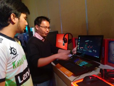 Indra Gunawan, Cunsimer Product Trainning Manager Lenovo Indonesia (kanan) mempersentasekan produk terbari Lenovo kepda gamer jabartoday.com/erwin adriansyah
