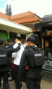Terdakwa penusukan anggota Kopassus dibawa ke ruang sidang, Senin (26/9).