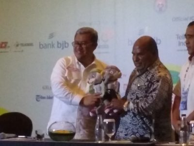 Ketua PB PON jabar, Ahmad Heryawan (kiri) memberikan maskot PON XIX Jabar kepada Gubernur Papua, Lukas Enembe.  jabartoday.com/erwin adriansyah