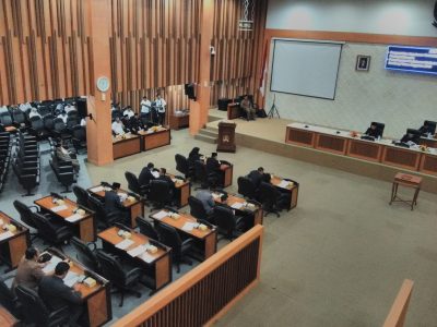 Rapat paripurna DPRD Kota Bandung, Selasa (11/10). (jabartoday/avila dwiputra)