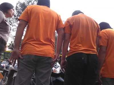 Ketiga pelaku pencurian yang diringkus Satreskrim Polrestabes Bandung ditampilkan pada ekspose di Mapolrestabes Bandung, Rabu (19/10). (jabartoday/avila dwiputra)