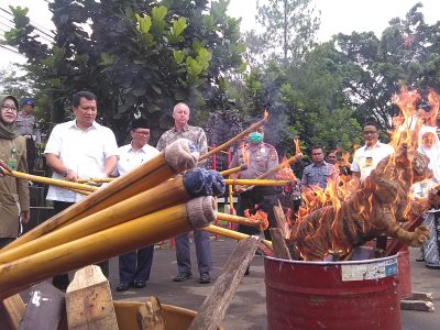 Kapolda Jabar Irjen Bambang Waskito memimpin pemusnahan hewan offsetan di halaman Mapolrestabes Bandung, Selasa (1/11). (jabartoday/avila dwiputra)