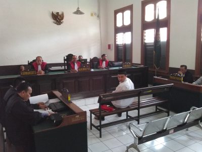 Terdakwa penusukan anggota Kopassus, Marsel Gerald Akbar, mendengar tuntutan jaksa dalam persidangan di Pengadilan Negeri Bandung, Selasa (6/12). (jabartoday/avila dwiputra)