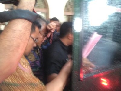 Kadisdik Jabar Asep Hilman digiring masuk mobil tahanan Kejari Bandung, usai diperiksa, Jumat (9/12). (jabartoday/avila dwiputra)