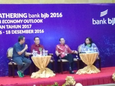 Dirut bank bjb, Ahmad Irfan (kedua dari kanan), dan Direktur Komersial bank bjb, Fermiyanti (kanan), membahas tantangan dan rencana bank bjb pada 2017 dalam Economic Outlook & perbabkan 2017 jabartoday.com/erwin adriansyah