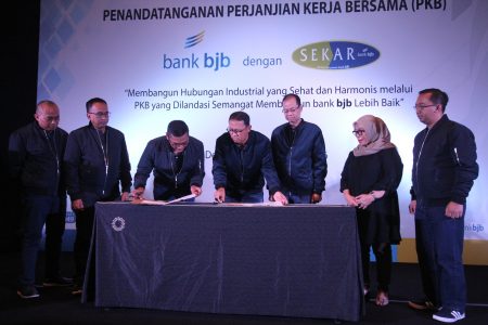 Direktur Kepatuhan & Manajemen Risiko bank bjb, Agus Mulyana (kanan) dan Ketua Umum SEKAR bank bjb, Juniardi, menandatamgani kesepakatan PKB antara bank bjb dan SEKAR bank bjb jabartoday.com/ISTIMEWA