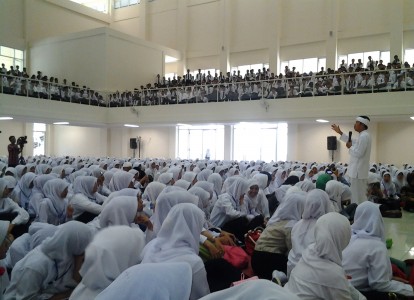 Bupati Purwakarta, dedi Mulyadi di hadapan ribuan mahasiswa baru UIN Sunan Gunung Jati Bandung, Kamis (28/8/2014)