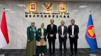 Rombongan Unisa Bandung berfoto bersama Kepala Kantor Dagang Ekonomi Indonesia (KDEI) Taiwan ( foto: dok.unisa bandung) Unisa Bandung