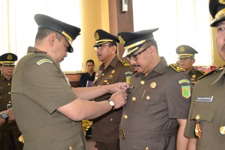 Kepala Kejaksaan Tinggi Jawa Barat Feri Wibisono melantik Asisten Tindak Pidana Khusus Bambang Bachtiar, Senin (29/9). Selain Aspidsus, dilantik pula 12 kepala Kejaksaan Negeri se-Jabar. (JABARTODAY/AVILA DWIPUTRA)