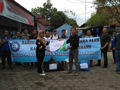 SP BPJS-TK memberi bantuan bagi korban bencana di Garut dan Sumedang jabartoday.com/ISTIMEWA
