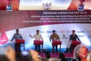 Wapres Jusuf Kalla (kedua kiri), didampingi Ketua Dewan Komisioner Otoritas Jasa Keuangan Muliaman D Hadad (kedua kanan), Menteri Kelautan dan Perikanan Susi Pudjiastuti (kanan) dan Gubernur Sulsel Syahrul Yasin Limpo (kiri) memukul gendang menandai diluncurkannya secara resmi Program Jangkau, Sinergi dan Guideline (Jaring) di Pantai Boddia, Takalar, Sulsel, Senin (11/5). (ANTARA FOTO/Ismar Patrizki) 