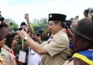 Menag Lukman Hakim Saifuddin menyematkan tanda peserta pramuka santri usai Upacara Pembukaan Perkemahan Pramuka Santri Nusantara (PPSN) IV di Bumi Perkemahan Argo Wisata Tambang Ulang, Tanah Laut, Kalsel, Selasa (02/06). (foto: ba/mkd)