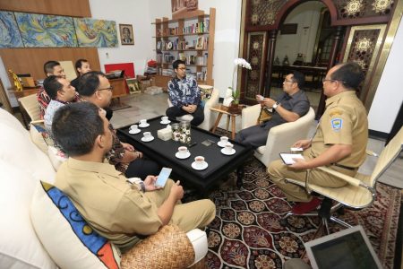 Ketua KPI Yuliandre dan Wali Kota Bandung Ridwan Kamil membicarakan soal penyelenggaraan konferensi penyiaran tingkat dunia, di Pendopo Kota Bandung, Senin (21/11). (diskominfo for jabartoday)