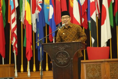 Wali Kota Bandung Ridwan Kamil saat memberikan sambutan dalam acara Inisiasi Kota Layak Pemuda 2017, di Gedung Merdeka, Selasa (8/11).