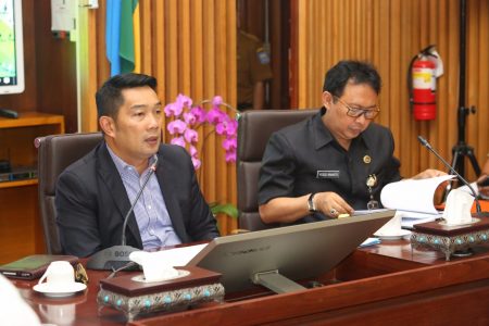 Wali Kota Bandung Ridwan Kamil rapat pimpinan, di Balai Kota Bandung, Senin (7/11). 