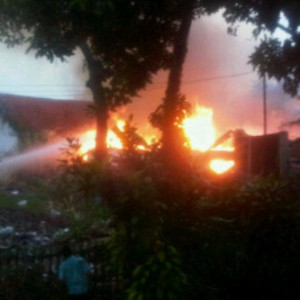 Kebakaran yang terjadi di bekas gedung sekolah di daerah Sukasenang, Sabtu (11/10). (foto oleh warga)