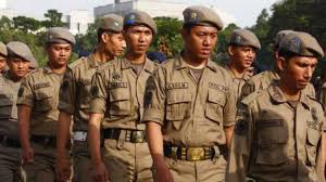 Satpol PP Kota Bandung menyiapkan tenaga untuk membantu tugas polisi. (Istimewa)