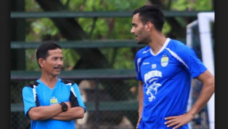 Marcos Flores berbincang dengan Djadjang Nurdjaman dalam sebuah latihan. (net)