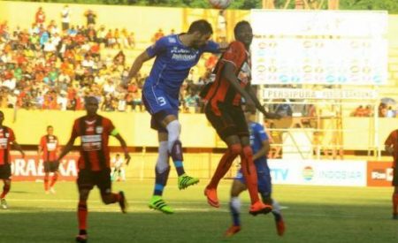 Laga pertama Persipura dan Persib di TSC 2016. Saat itu, Persipura takluk dari sang tamu 2-0. (net)