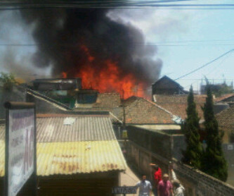 Kebakaran terjadi di kawasan padat penduduk di Jalan Sadakeling, Jumat (10/10). (foto oleh warga)